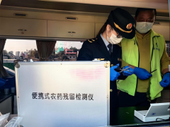 “刚买的特色小吃摊位上贴着‘已快检